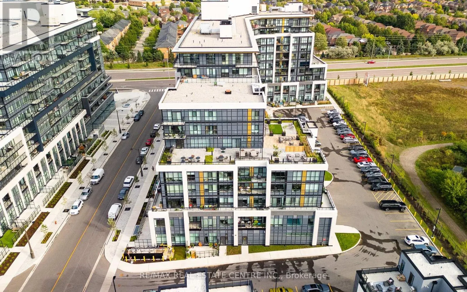 813 - 405 DUNDAS STREET W