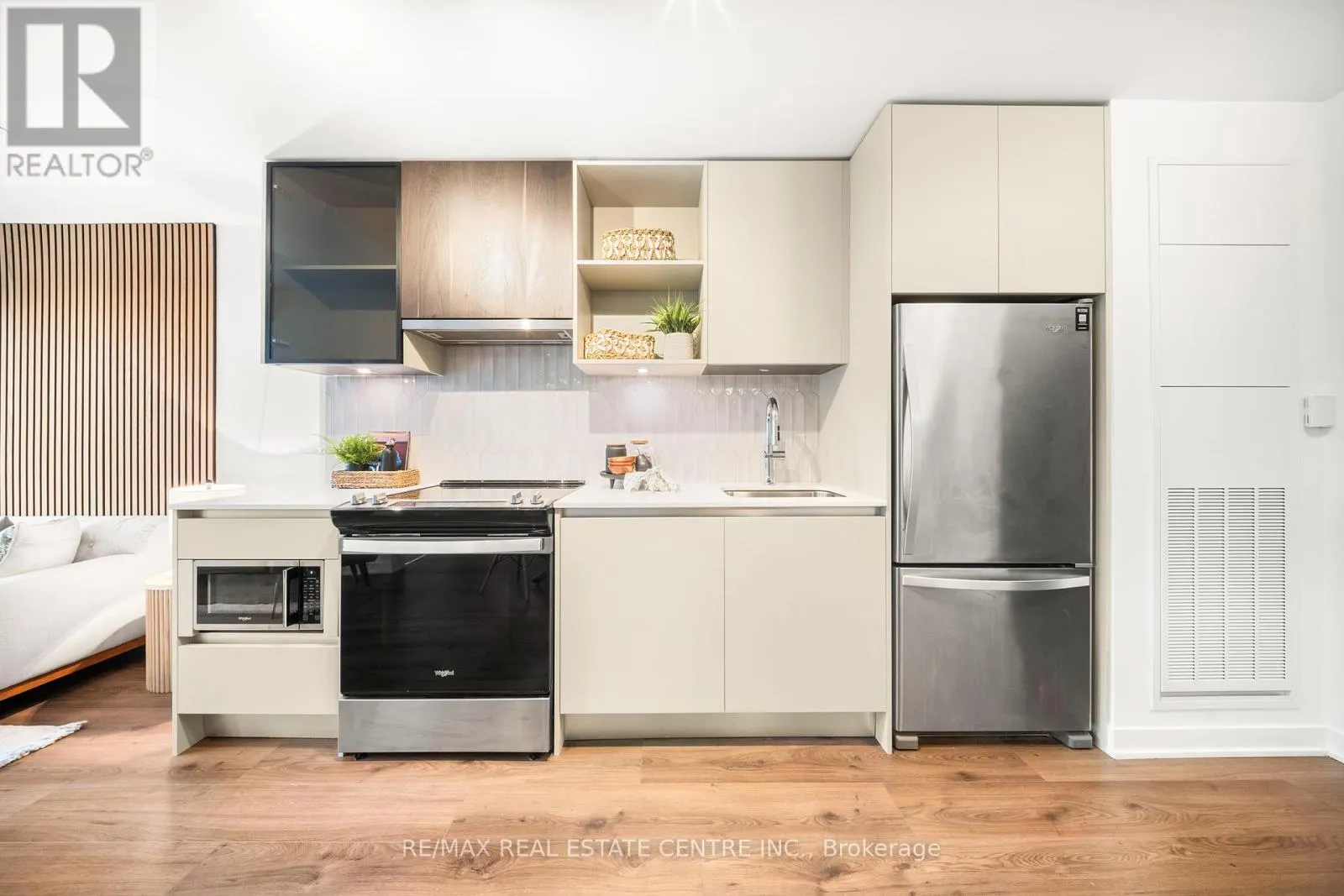 813 - 405 DUNDAS STREET W