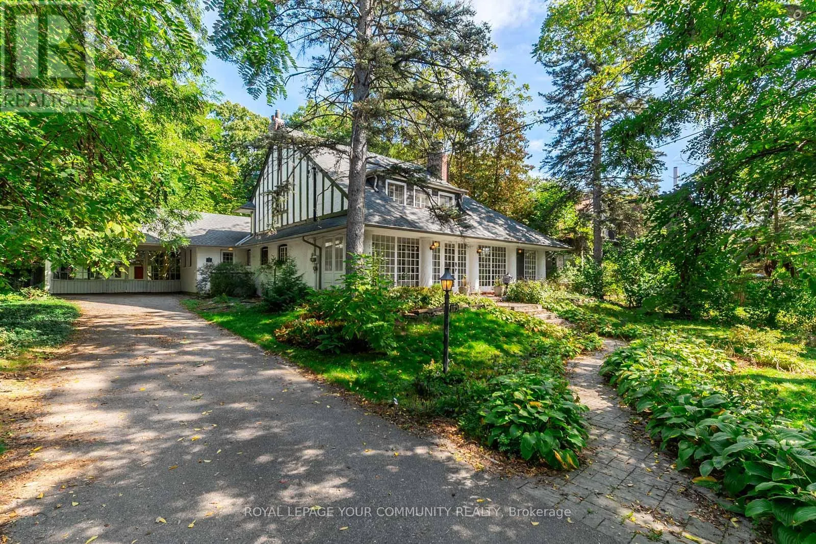 1173 QUEEN VICTORIA AVENUE