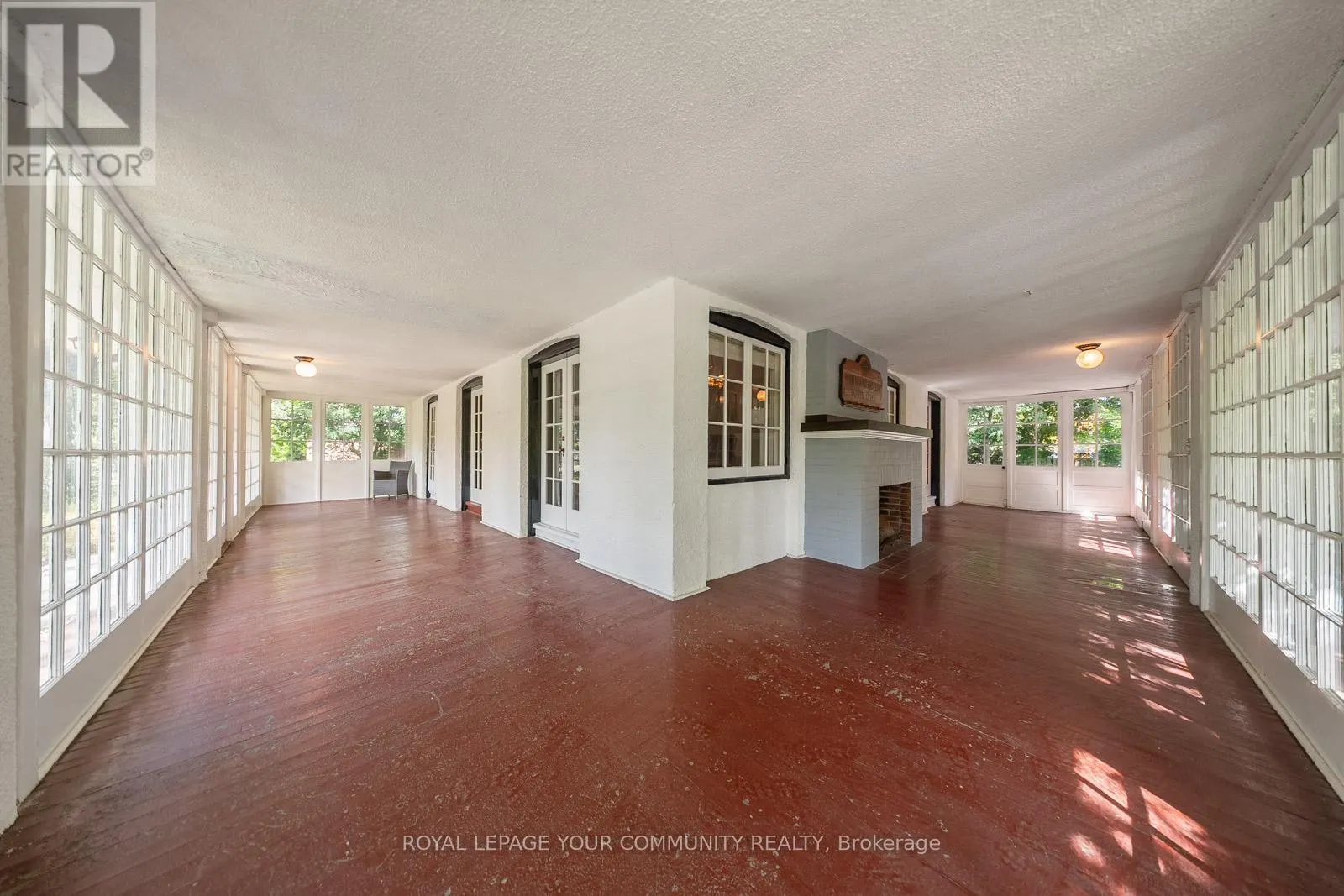 1173 QUEEN VICTORIA AVENUE