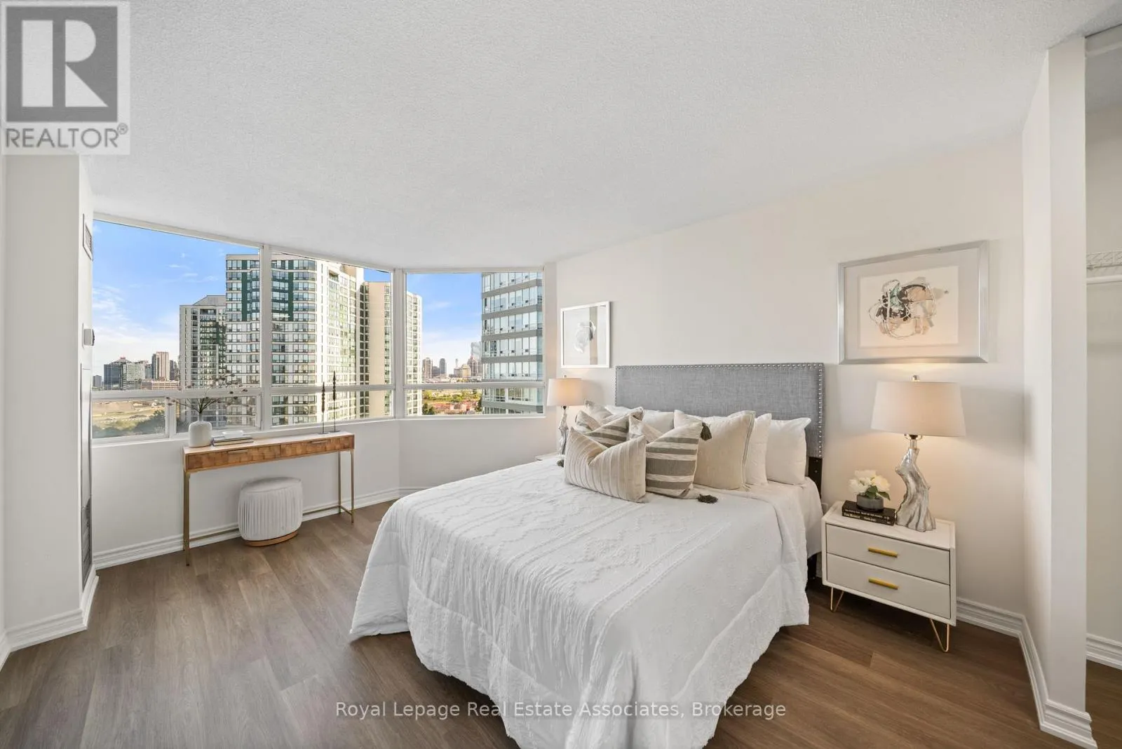 1206 - 50 KINGSBRIDGE GARDEN CIRCLE