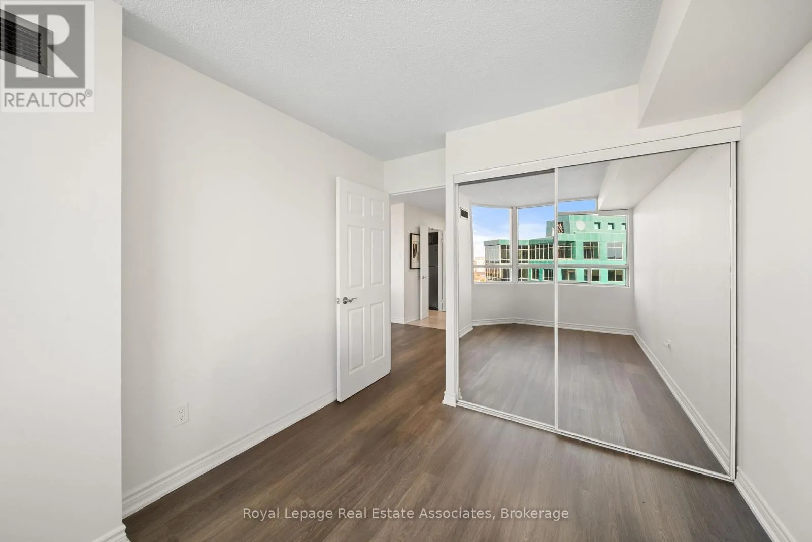 1206 - 50 KINGSBRIDGE GARDEN CIRCLE
