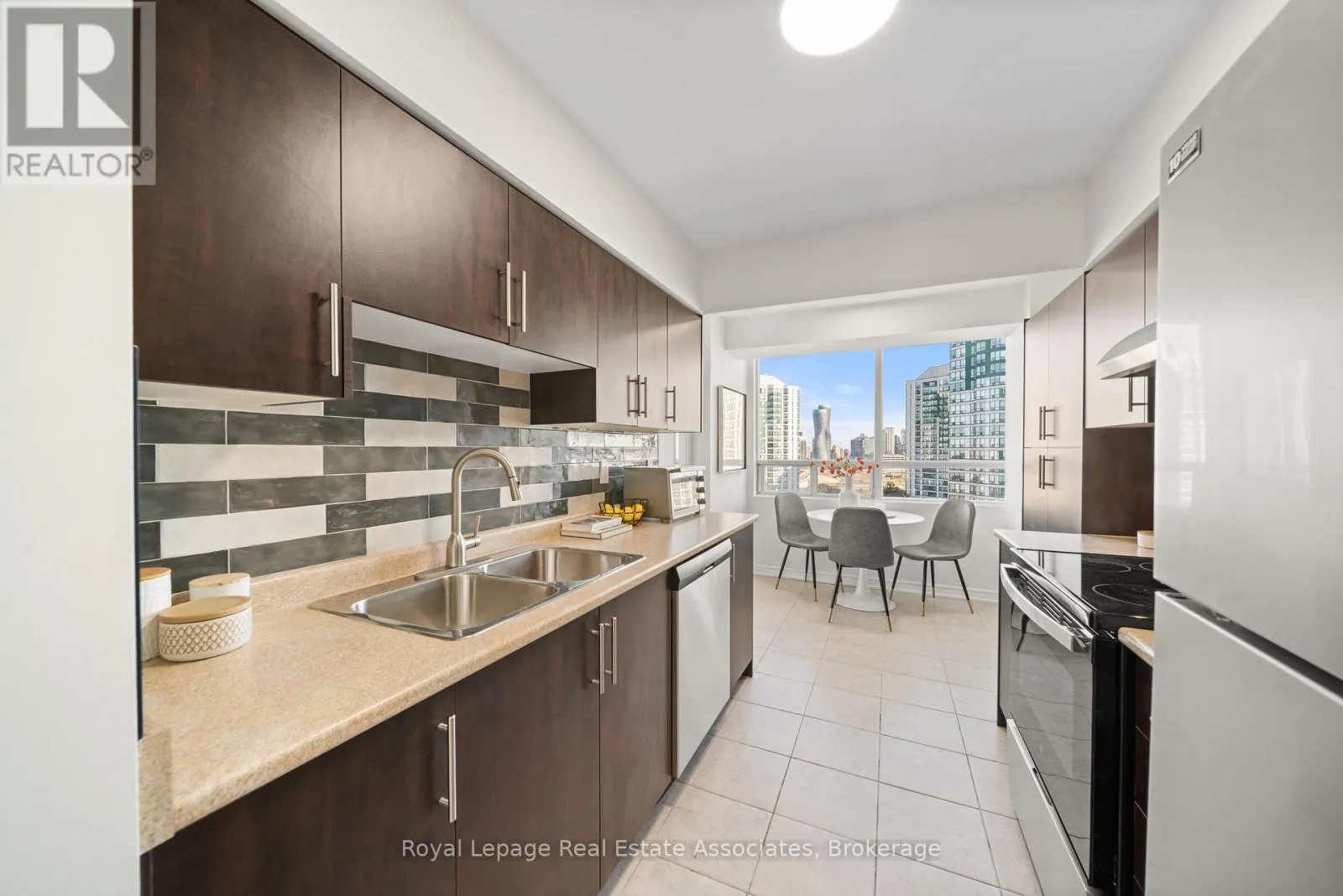 1206 - 50 KINGSBRIDGE GARDEN CIRCLE