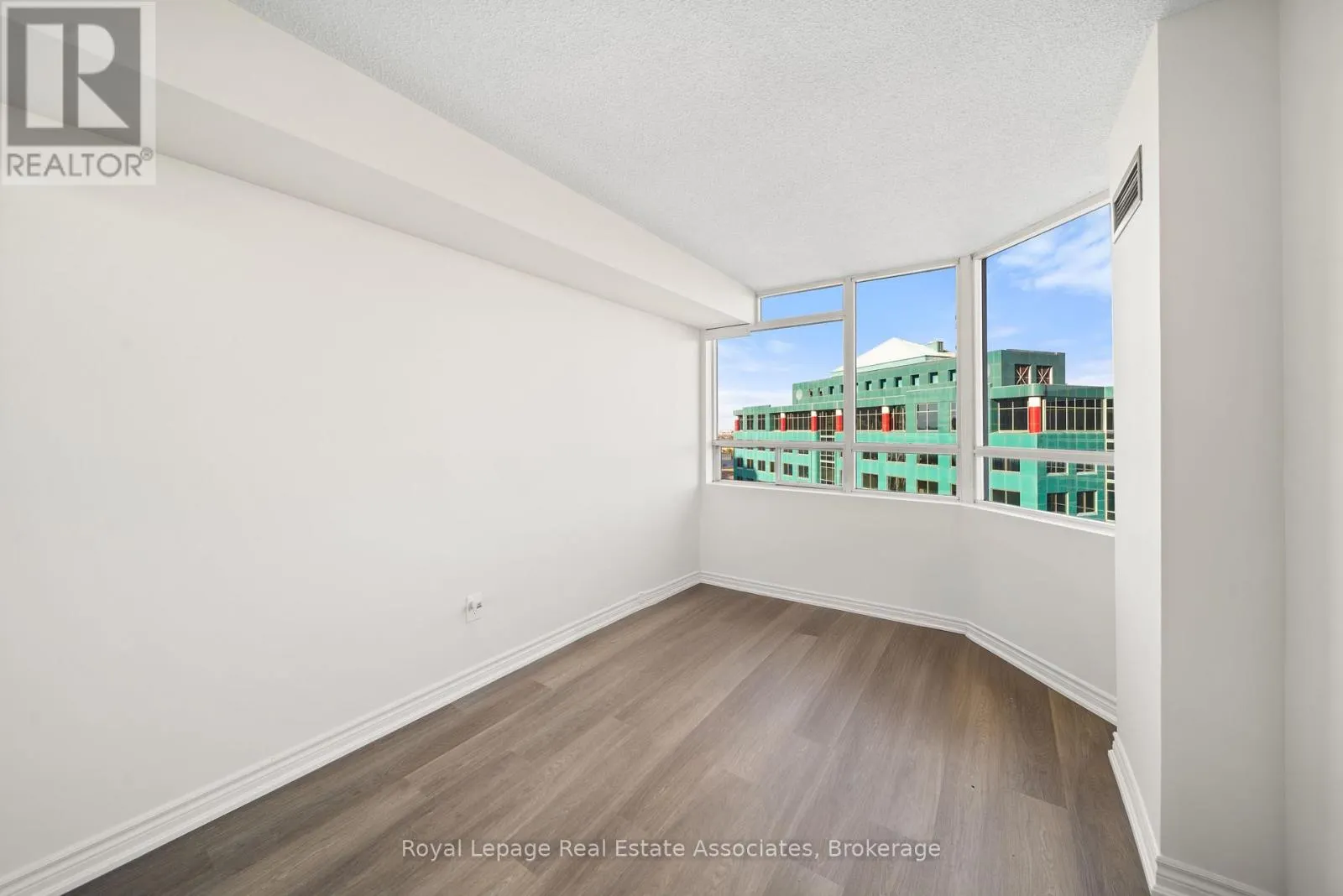 1206 - 50 KINGSBRIDGE GARDEN CIRCLE