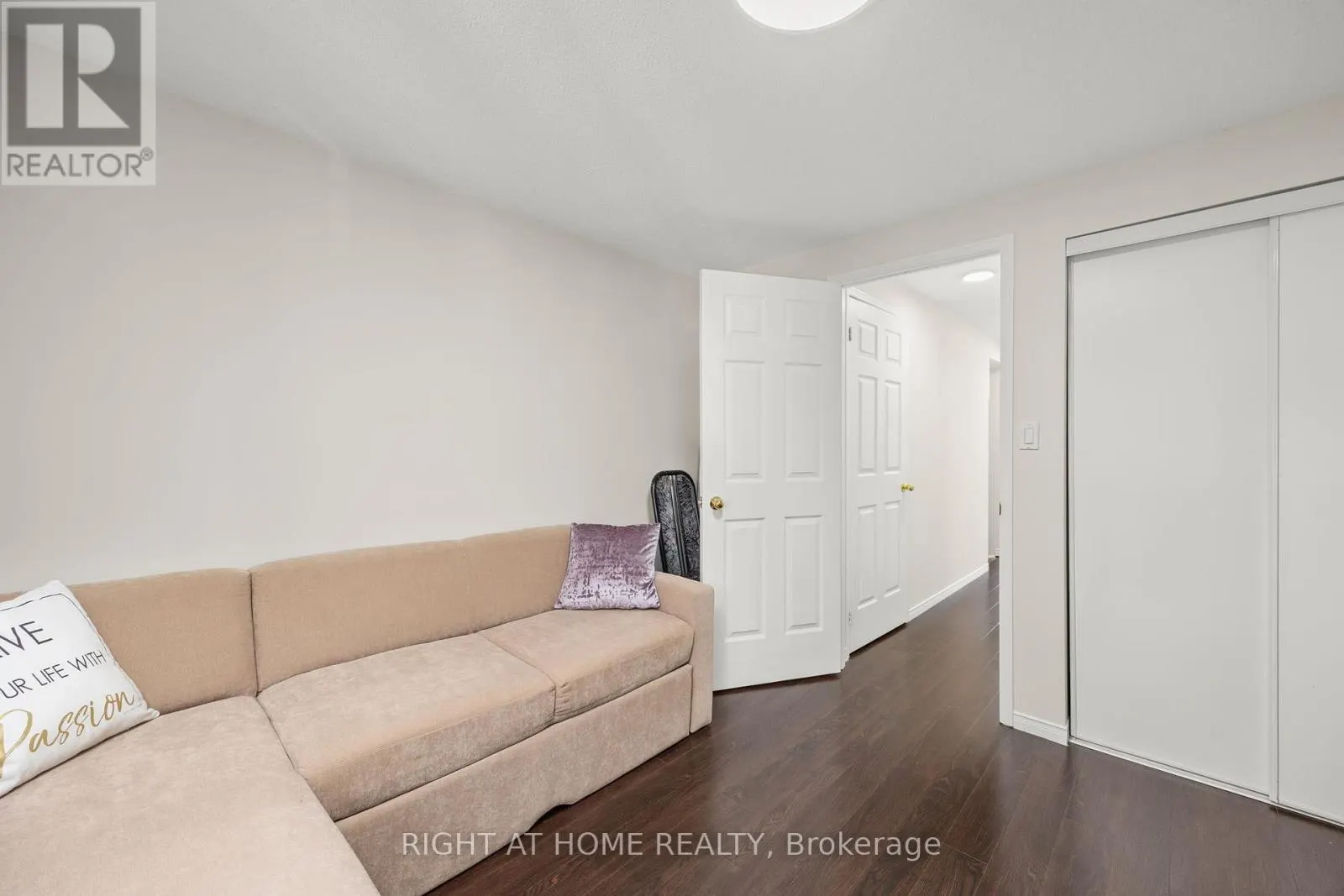 8 - 75 STRATHAVEN DRIVE