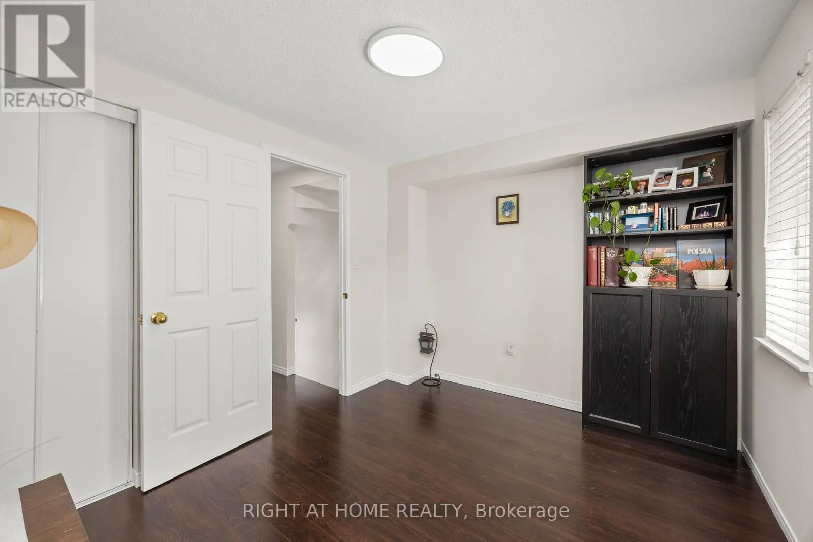 8 - 75 STRATHAVEN DRIVE