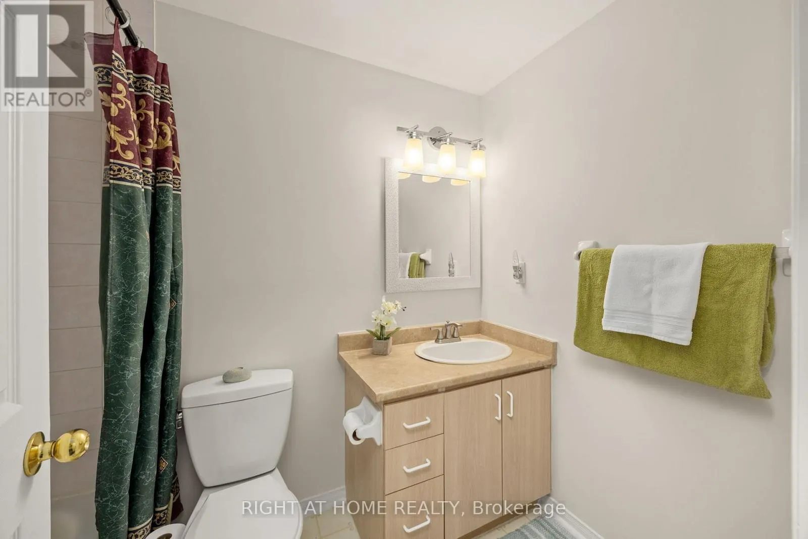 8 - 75 STRATHAVEN DRIVE