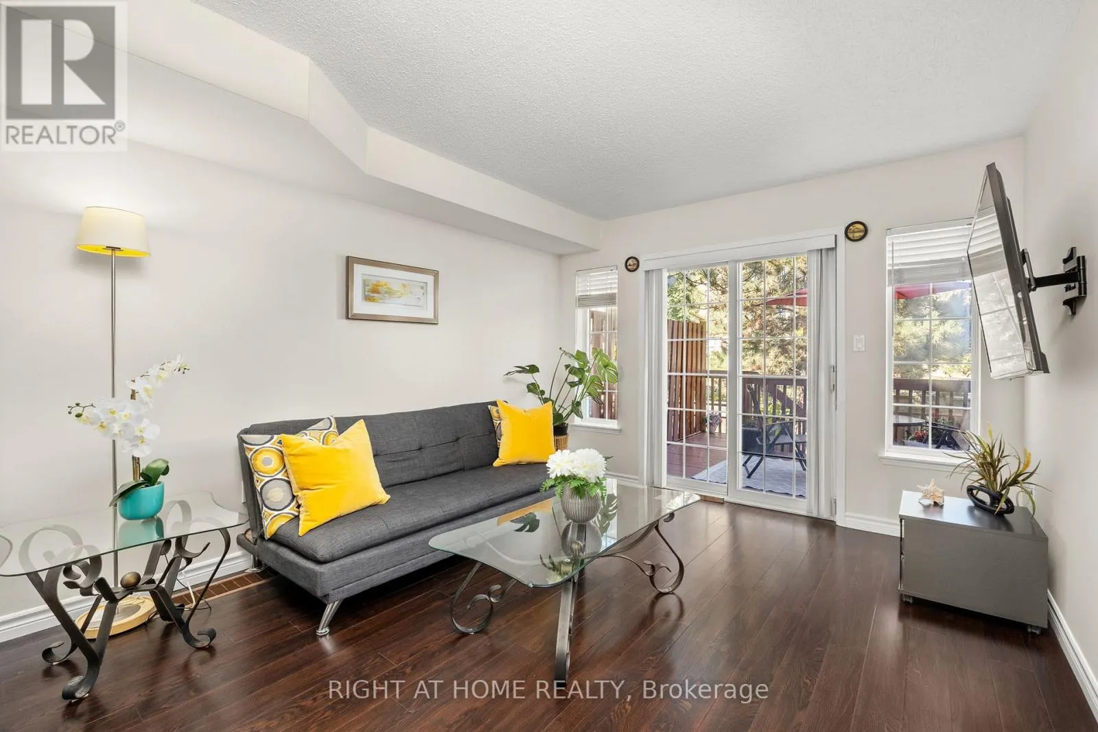 8 - 75 STRATHAVEN DRIVE