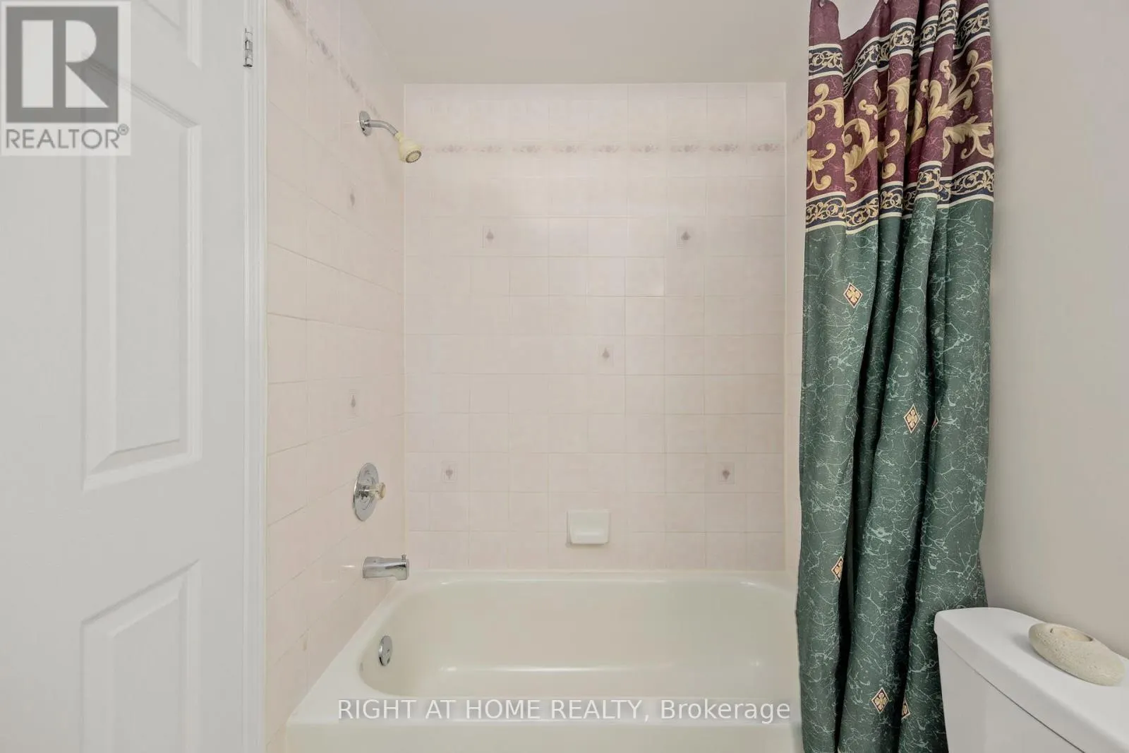 8 - 75 STRATHAVEN DRIVE