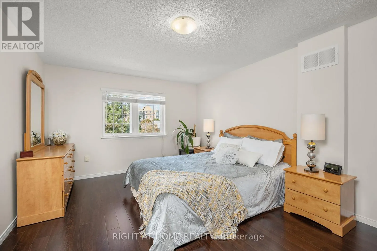 8 - 75 STRATHAVEN DRIVE