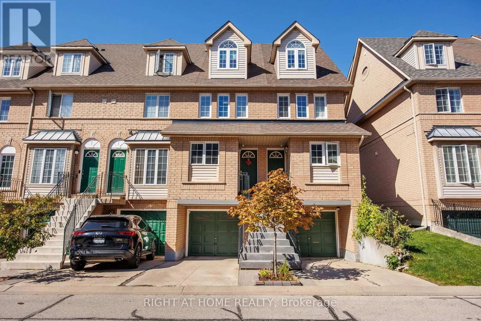 8 - 75 STRATHAVEN DRIVE