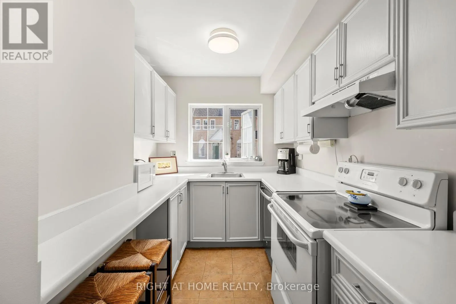 8 - 75 STRATHAVEN DRIVE
