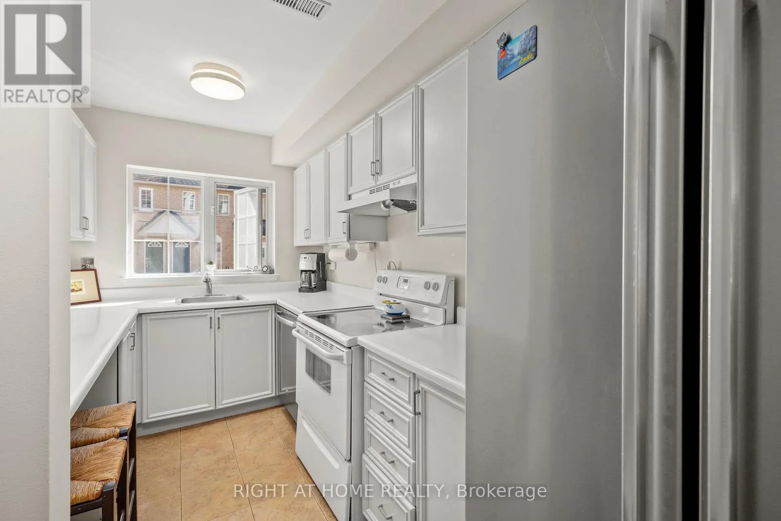 8 - 75 STRATHAVEN DRIVE