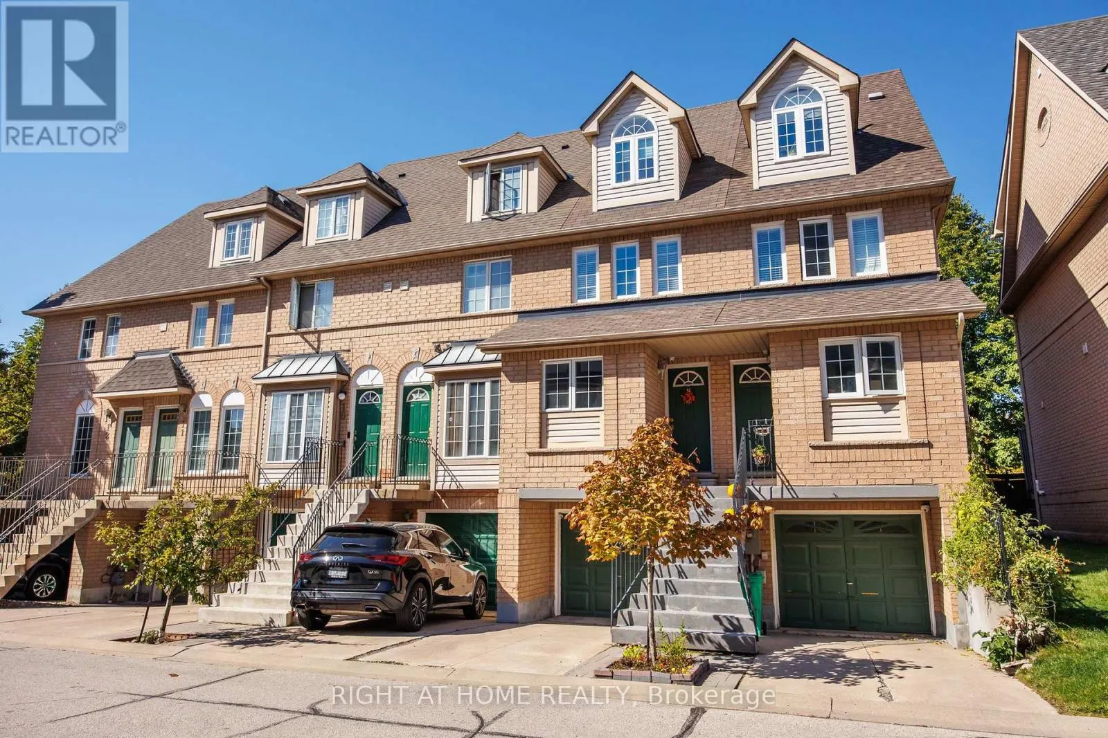 8 - 75 STRATHAVEN DRIVE