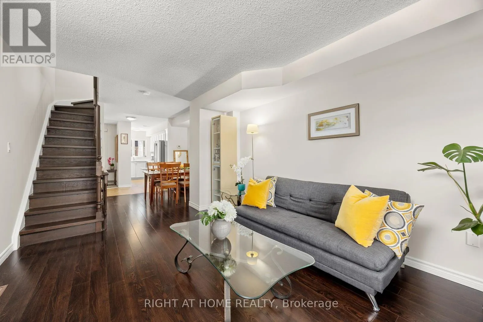 8 - 75 STRATHAVEN DRIVE