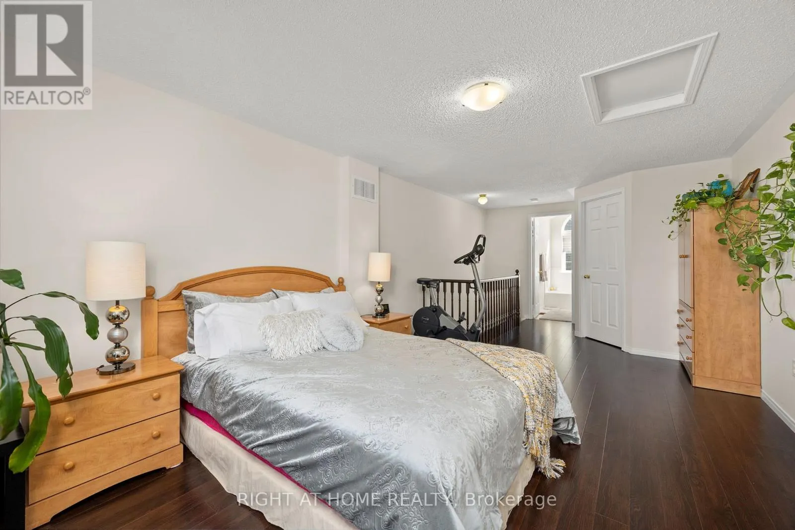 8 - 75 STRATHAVEN DRIVE