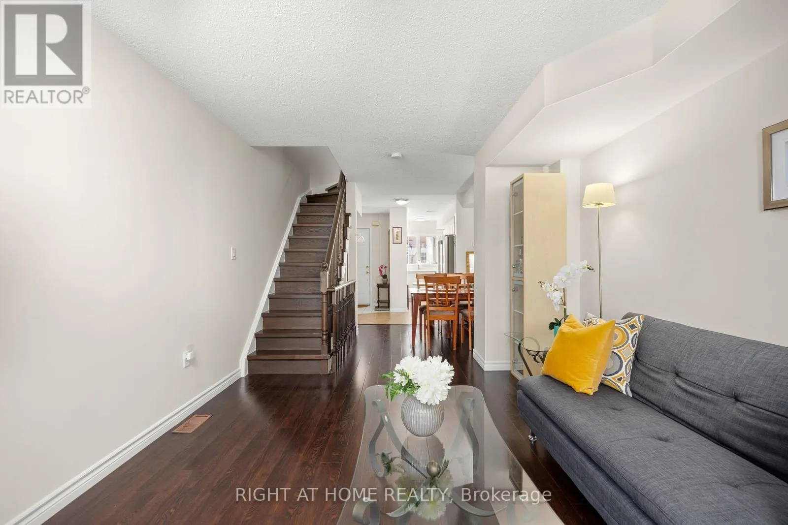 8 - 75 STRATHAVEN DRIVE