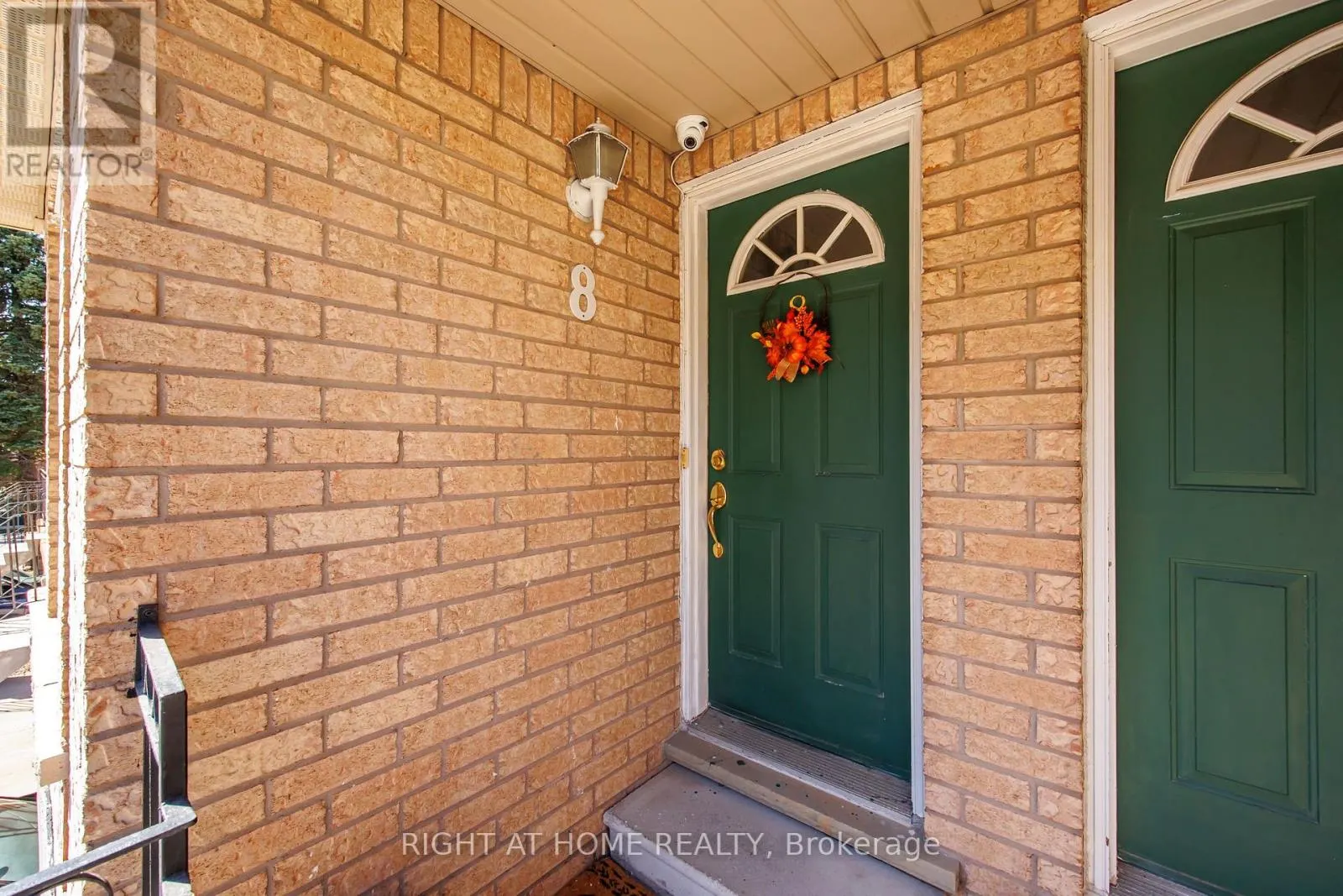 8 - 75 STRATHAVEN DRIVE