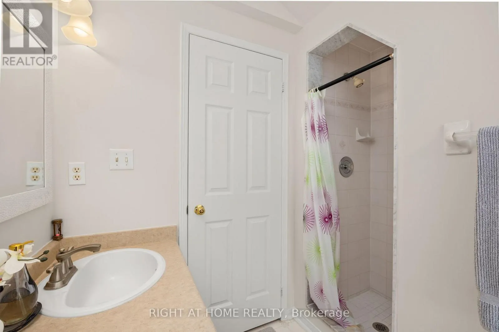 8 - 75 STRATHAVEN DRIVE