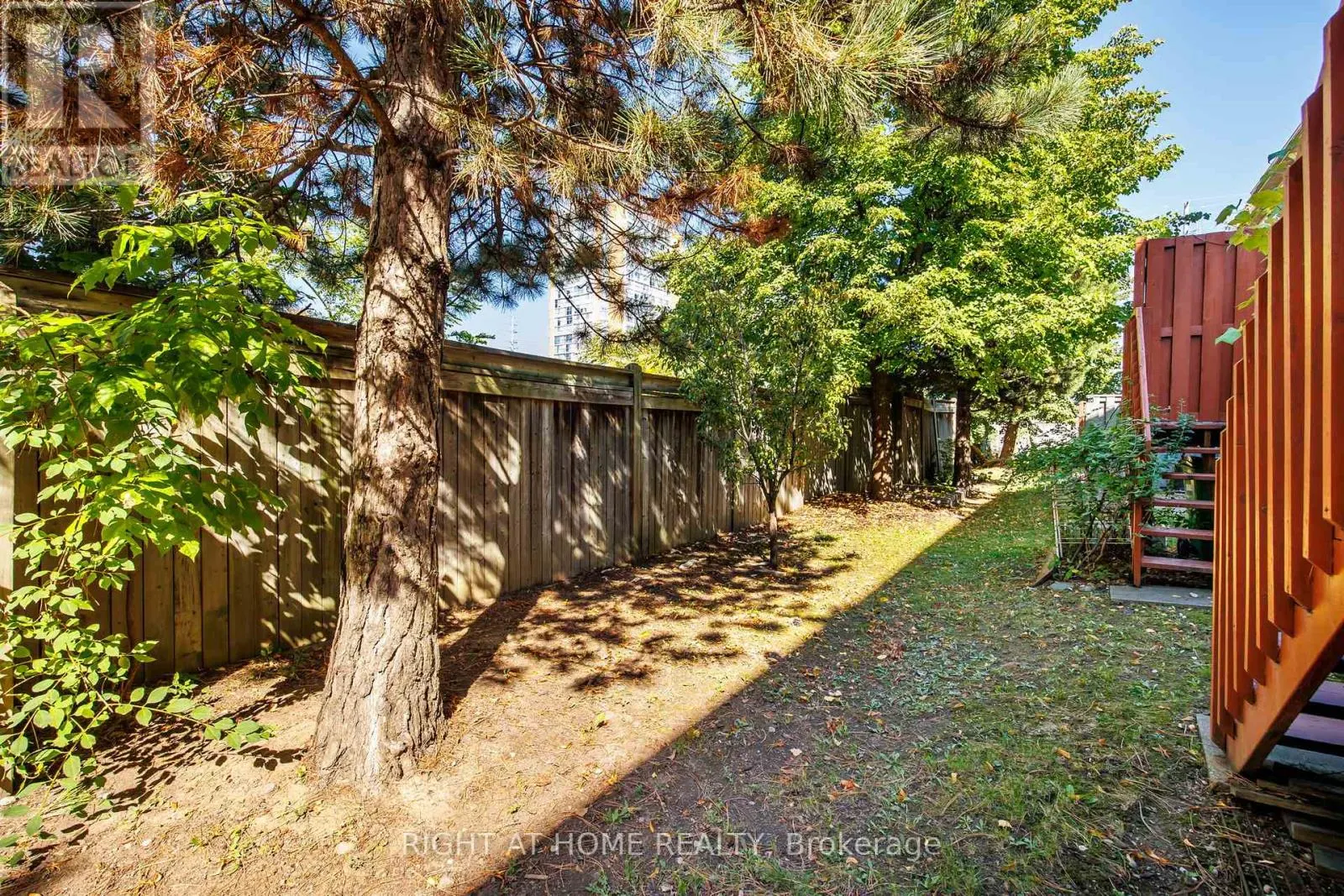 8 - 75 STRATHAVEN DRIVE