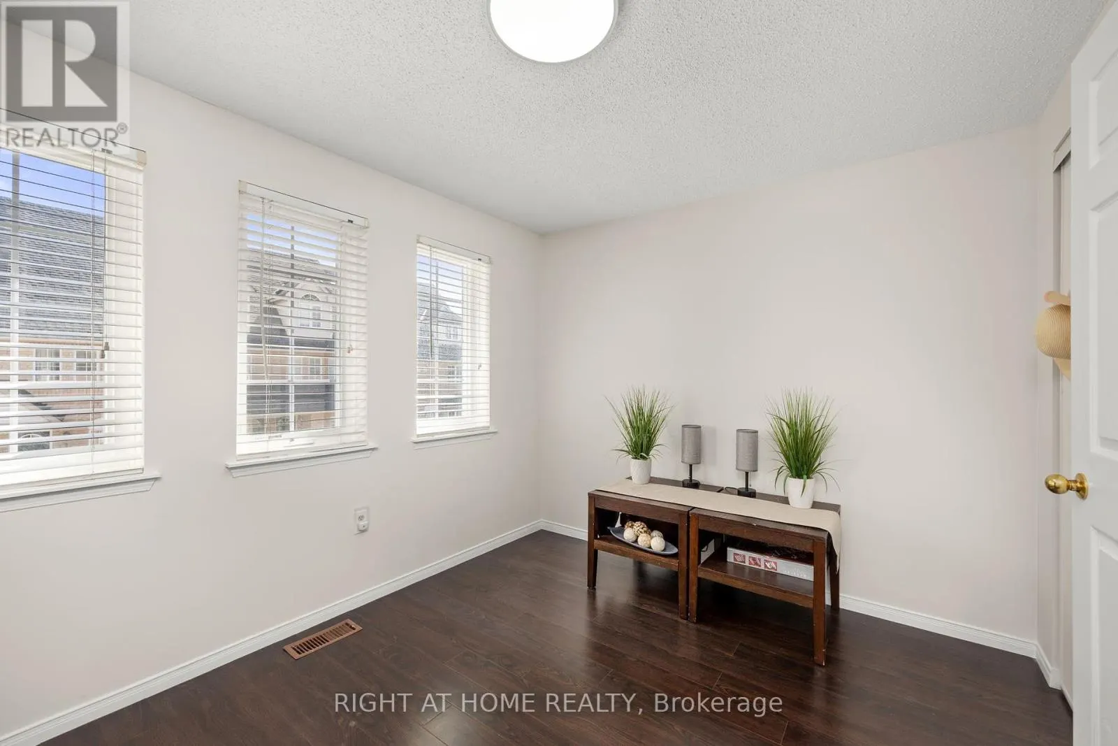 8 - 75 STRATHAVEN DRIVE