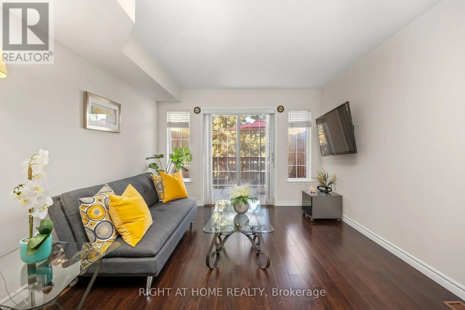 8 - 75 STRATHAVEN DRIVE