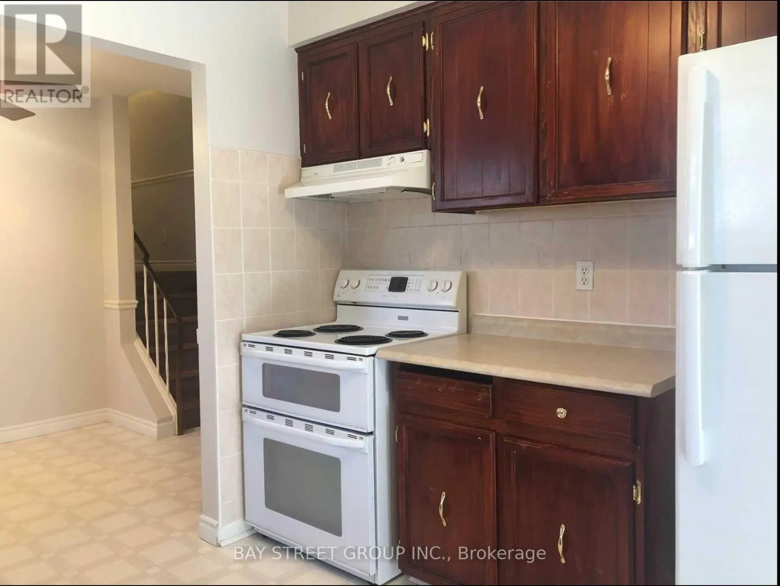 UPPER - 641 EAGLEMOUNT CRESCENT