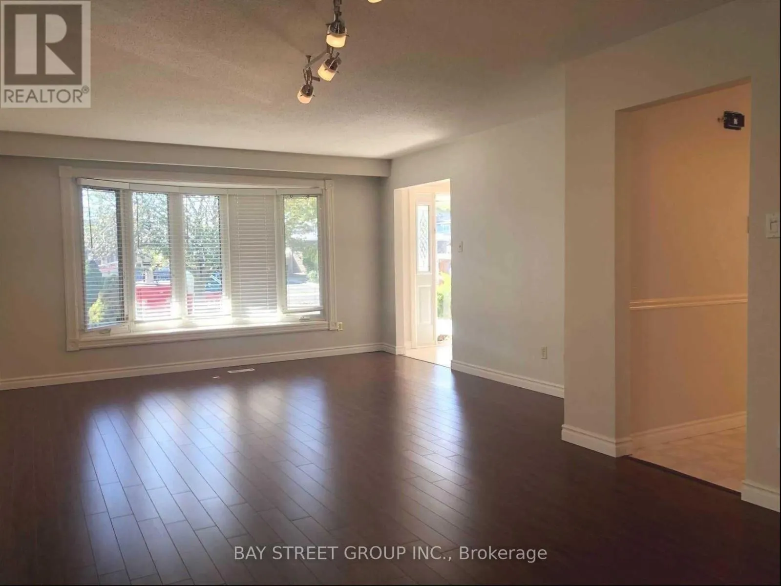 UPPER - 641 EAGLEMOUNT CRESCENT