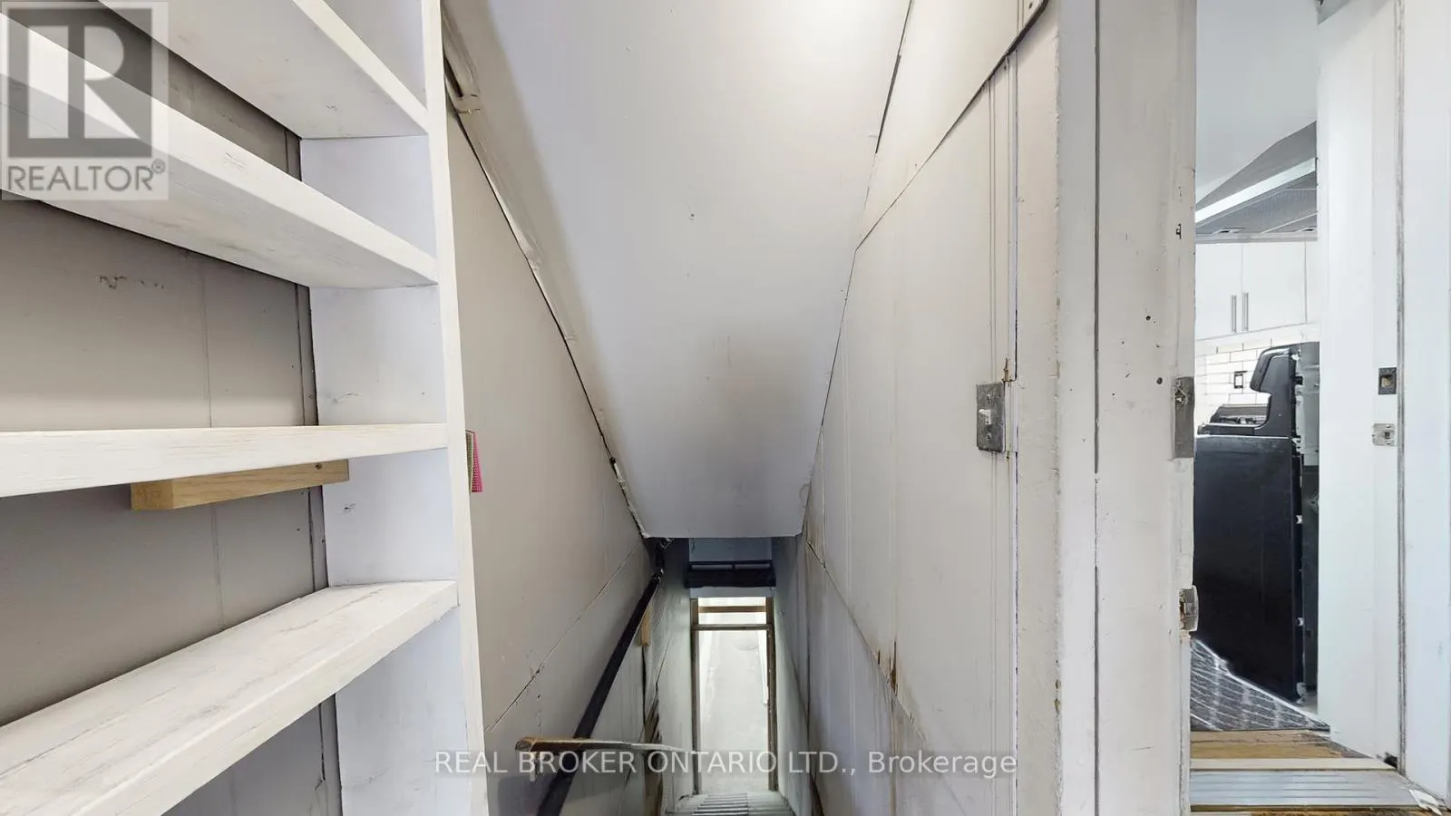 UPPER - 1016 BLOOR STREET W