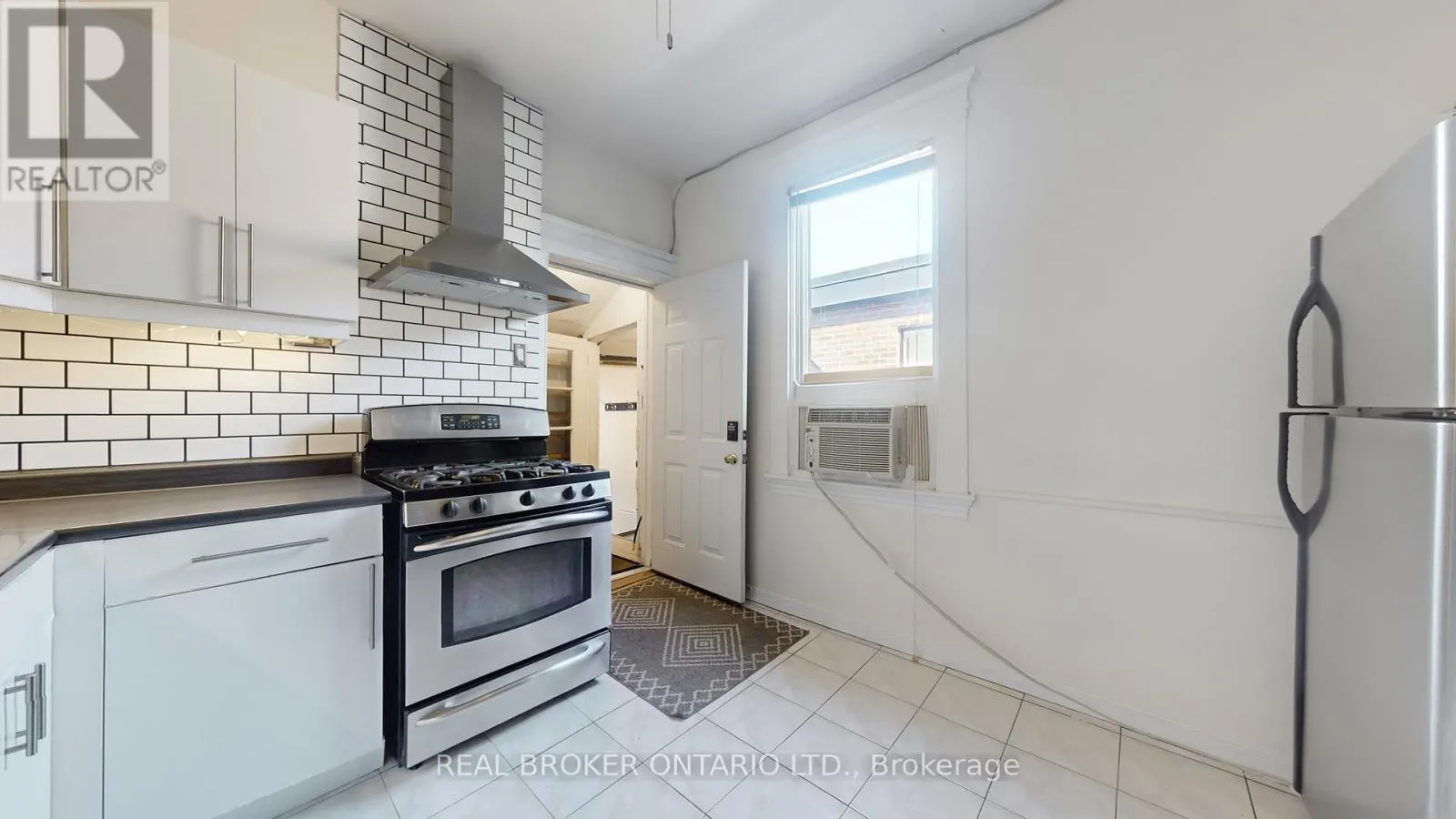 UPPER - 1016 BLOOR STREET W