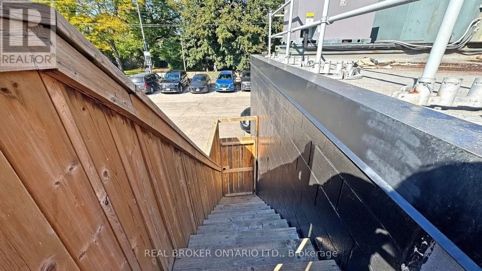 UPPER - 1016 BLOOR STREET W