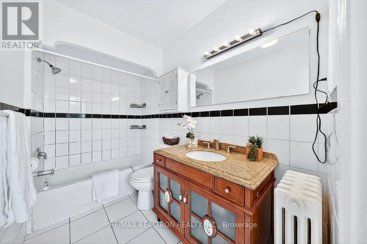 1640 QUEEN STREET W