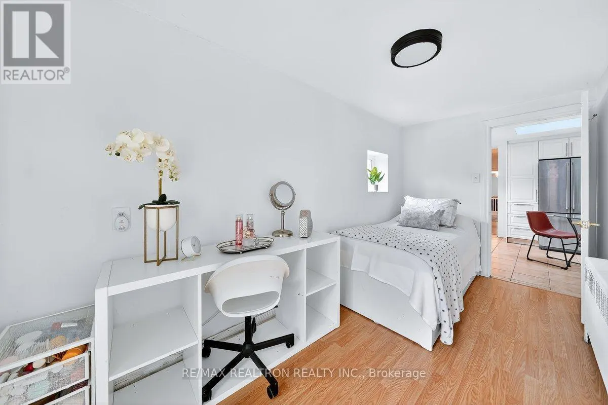 1640 QUEEN STREET W