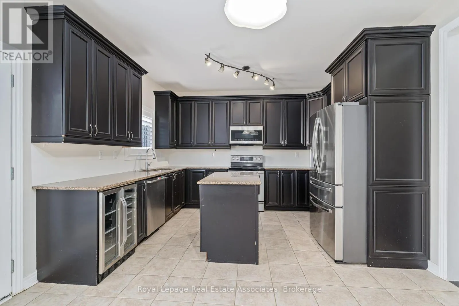405 HINCKS DRIVE