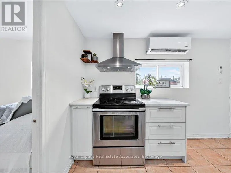 1640 QUEEN STREET W