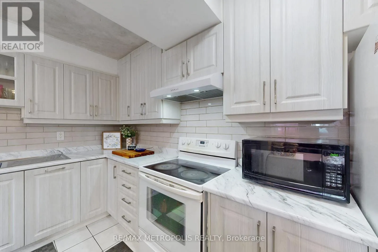 809 - 80 GRANDRAVINE DRIVE