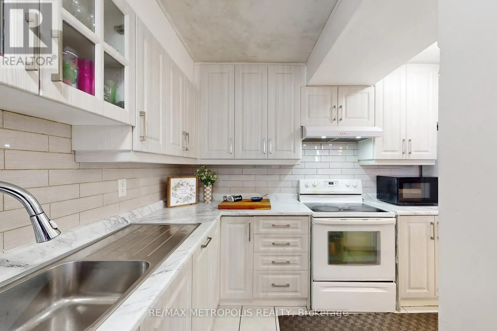 809 - 80 GRANDRAVINE DRIVE