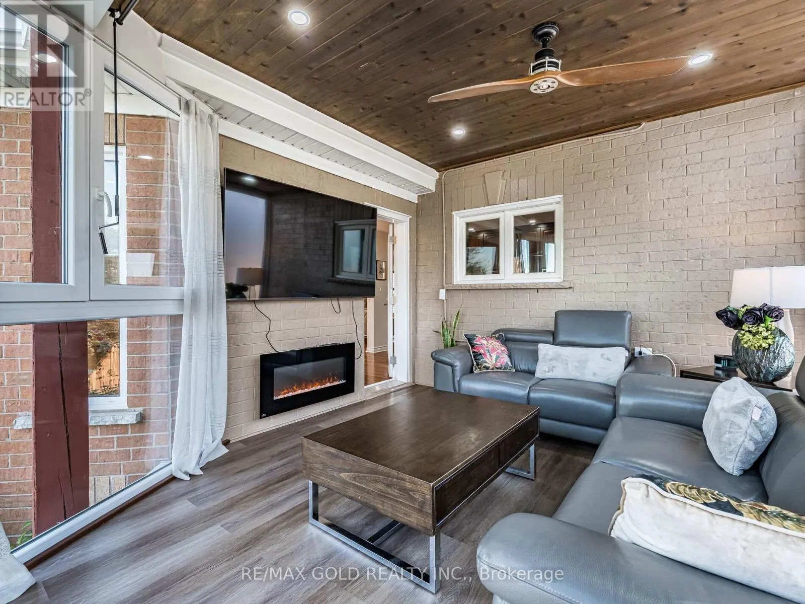 74 PORCHLIGHT ROAD