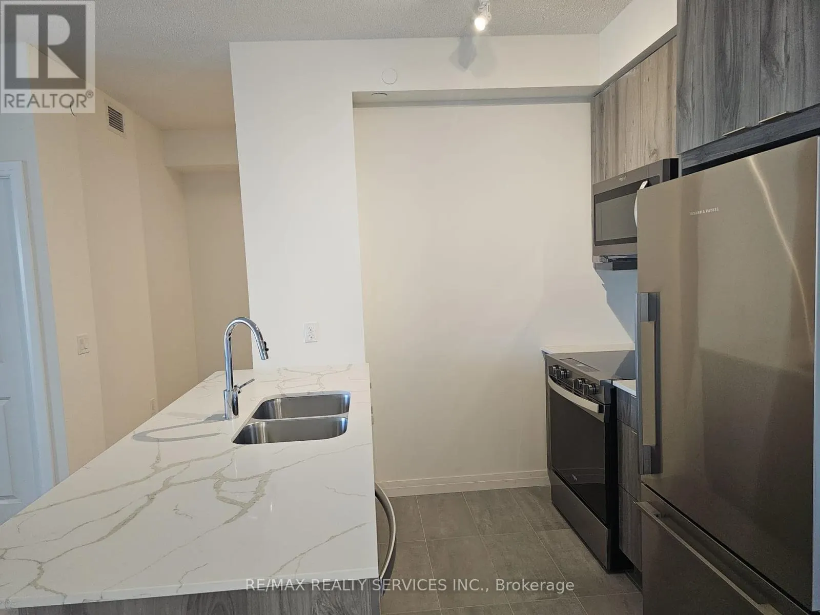 1410 - 15 WINTERGARDEN DRIVE