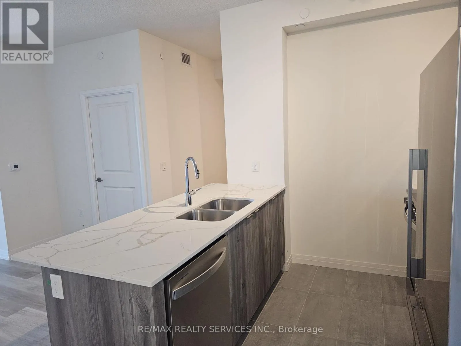1410 - 15 WINTERGARDEN DRIVE