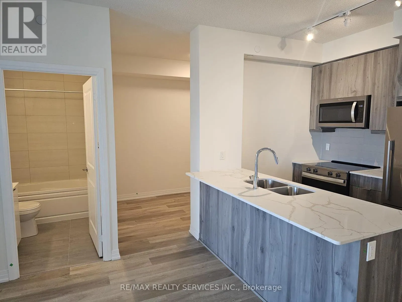 1410 - 15 WINTERGARDEN DRIVE