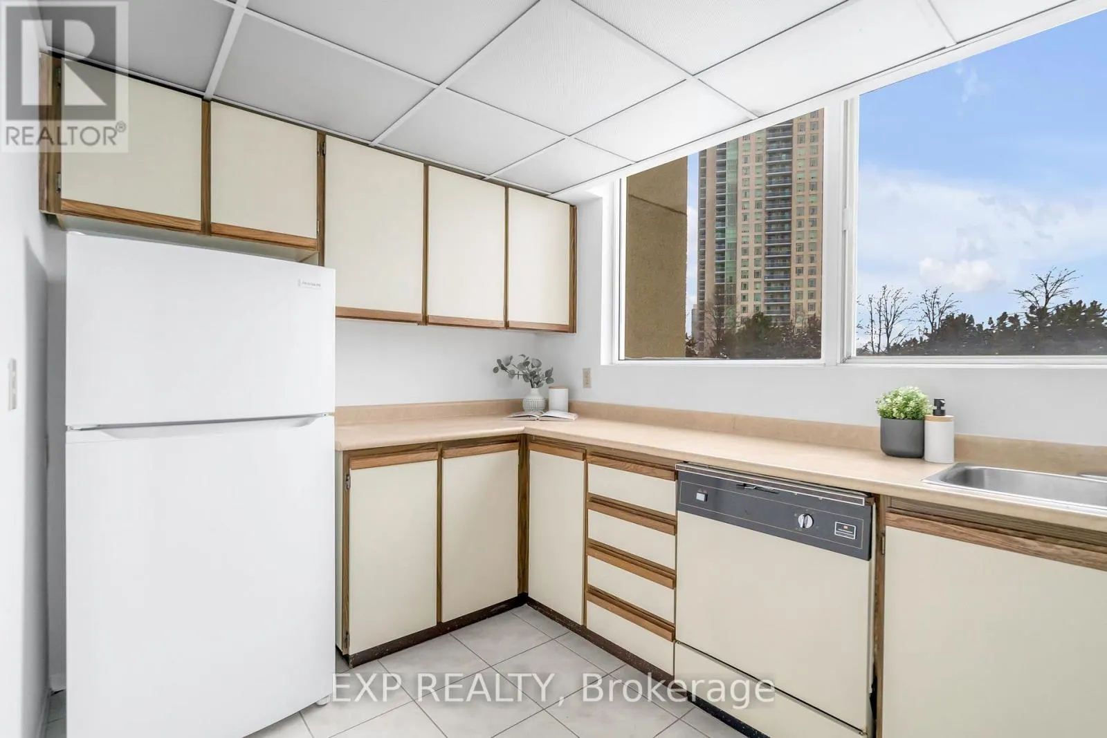 406 - 3700 KANEFF CRESCENT