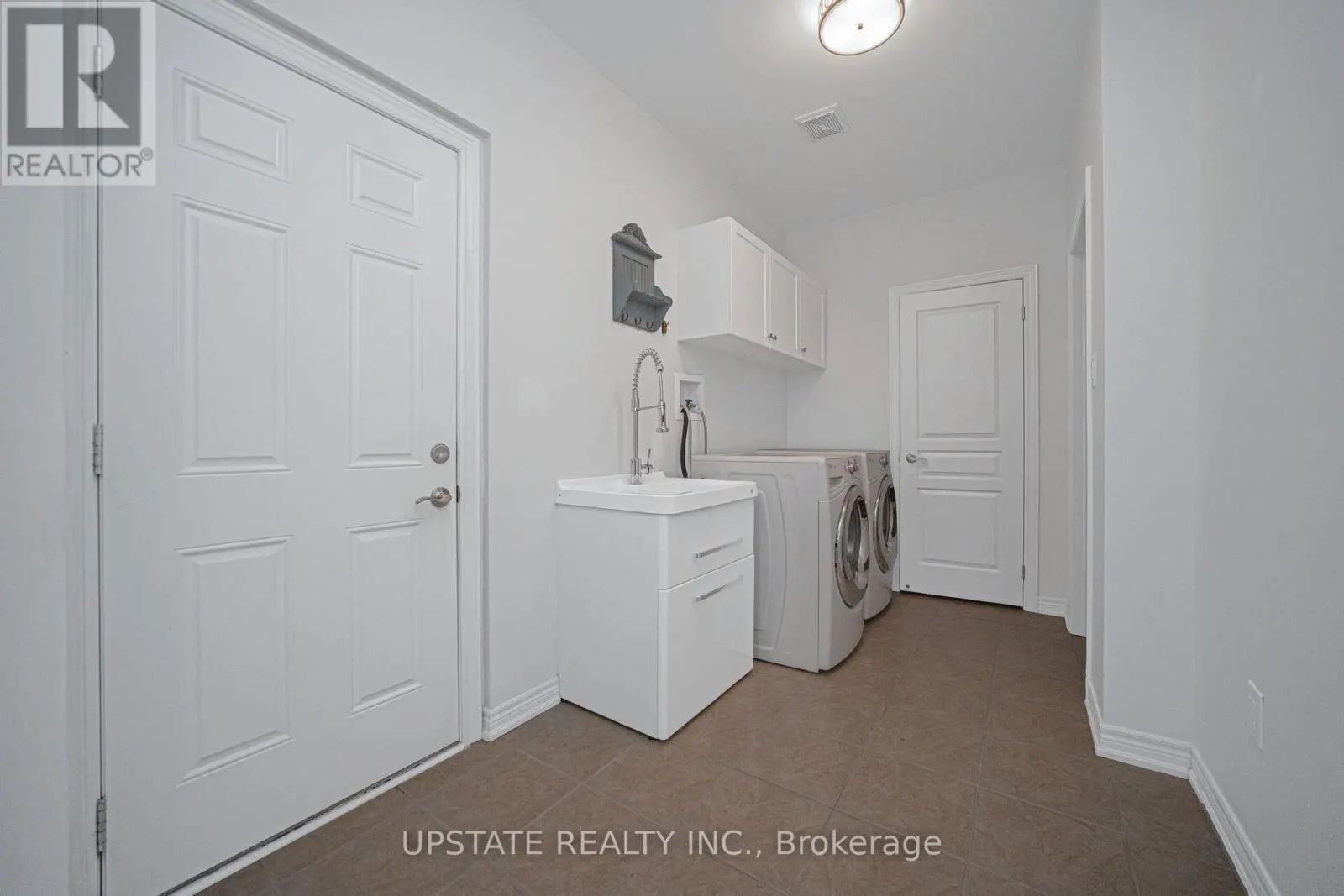 66 GEORGE ROBINSON DRIVE