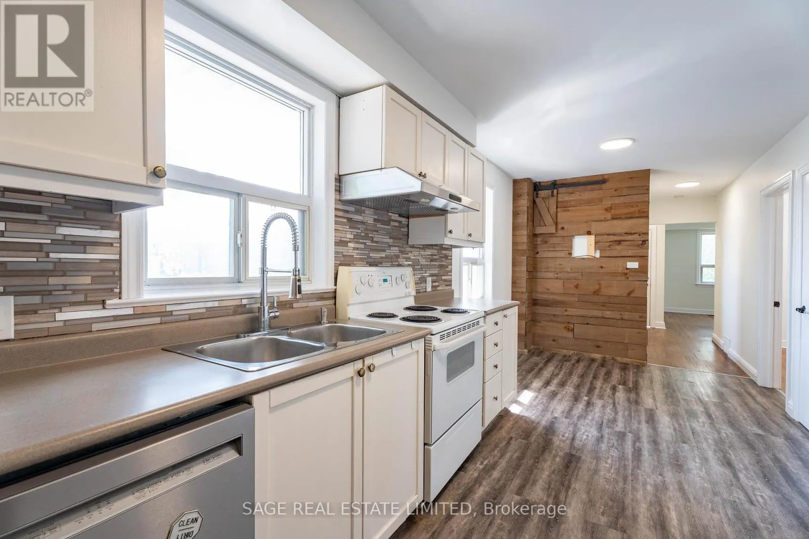 3 - 16 SIMPSON AVENUE