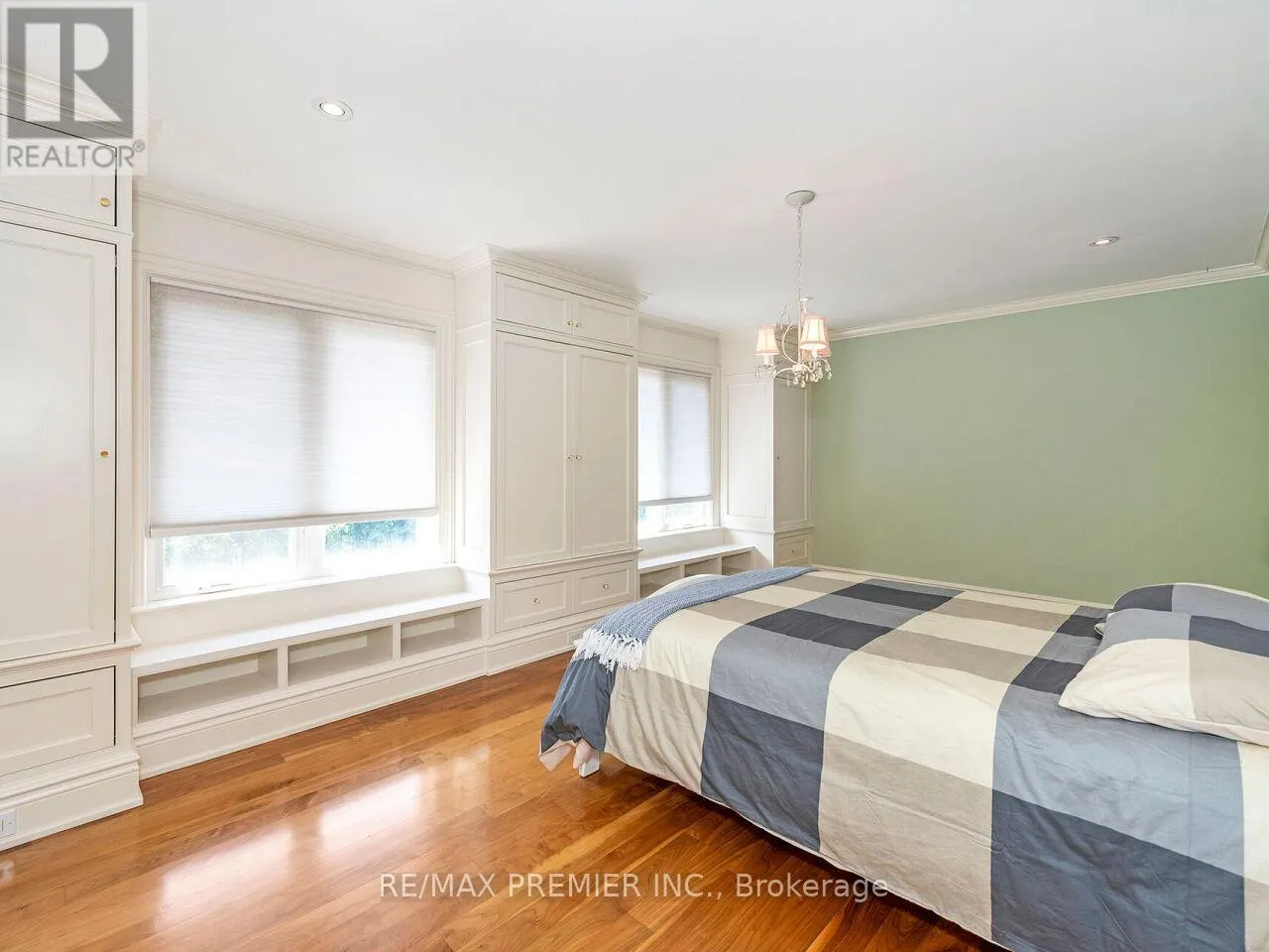 35 YORKDALE CRESCENT