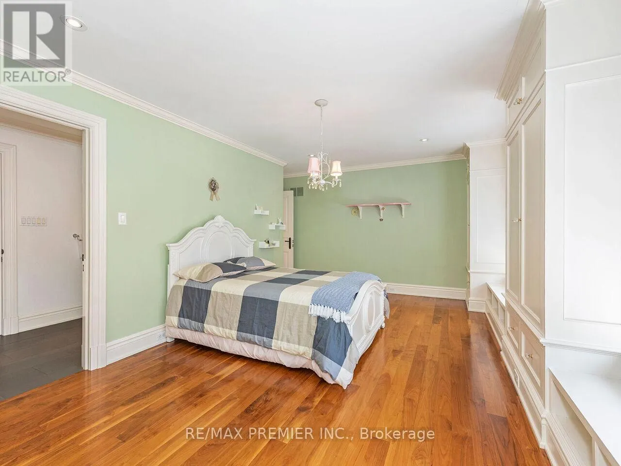 35 YORKDALE CRESCENT