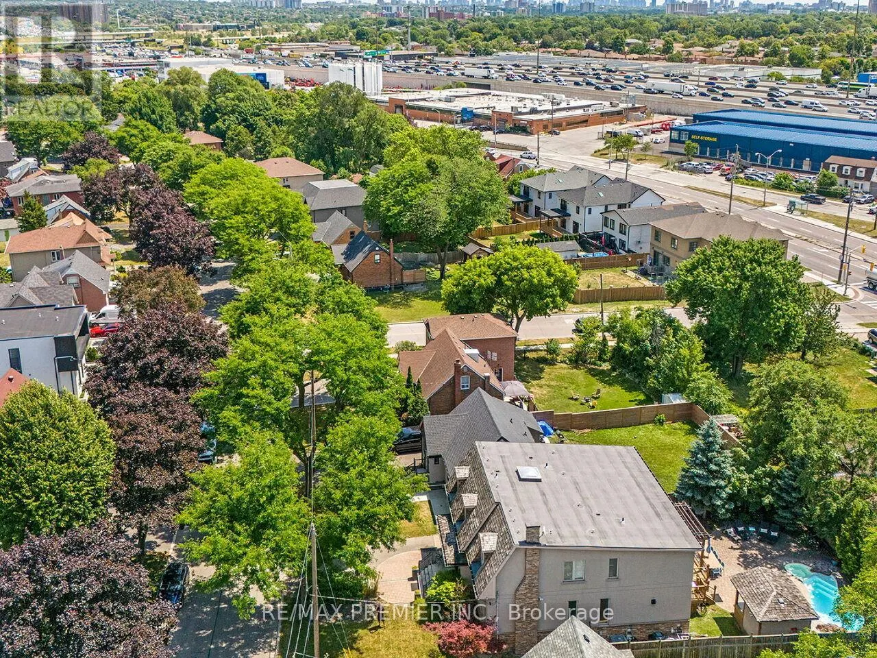 35 YORKDALE CRESCENT