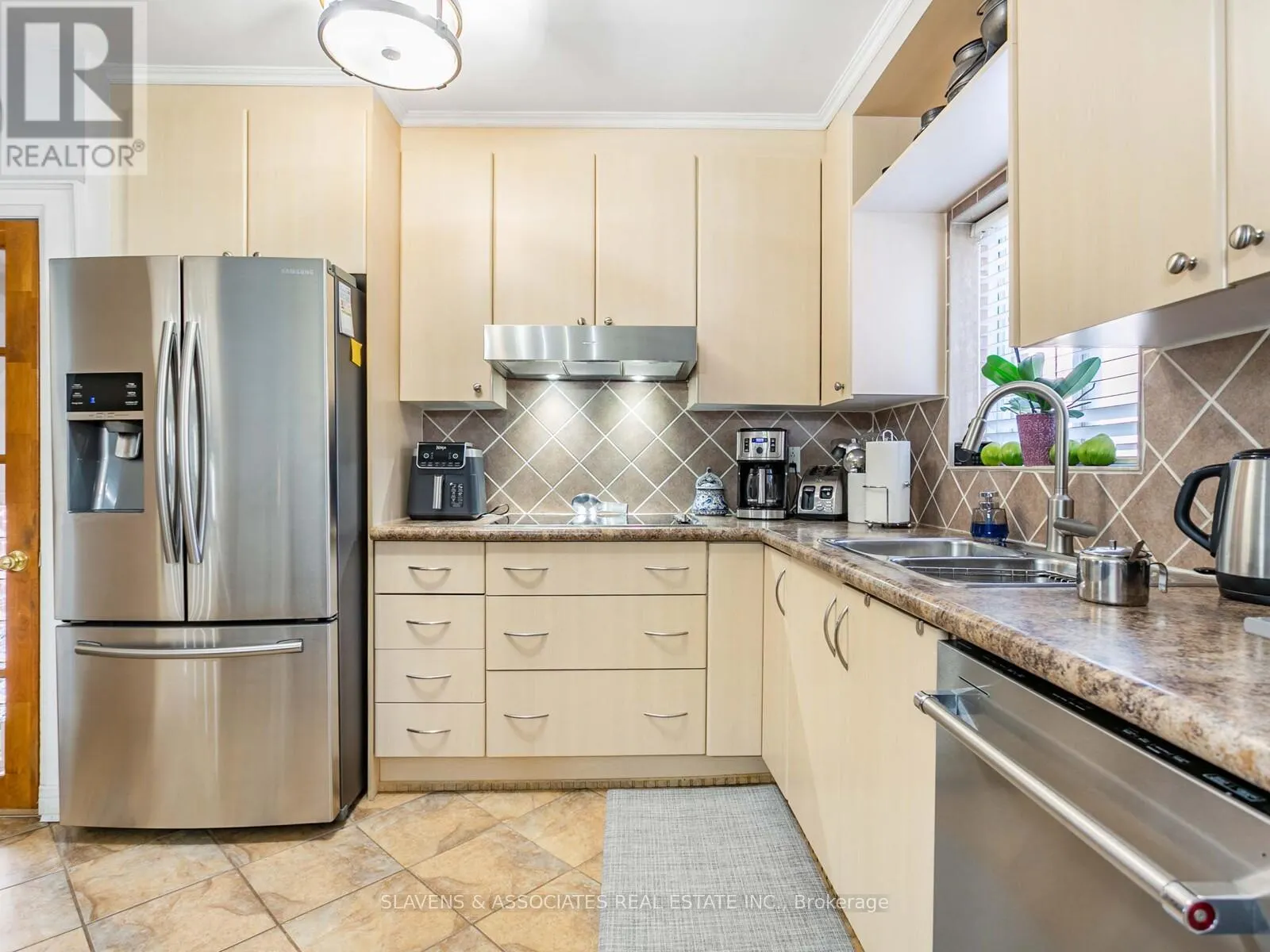 MAIN AND 2ND FLOOR - 213B BLACKTHORNE AVENUE