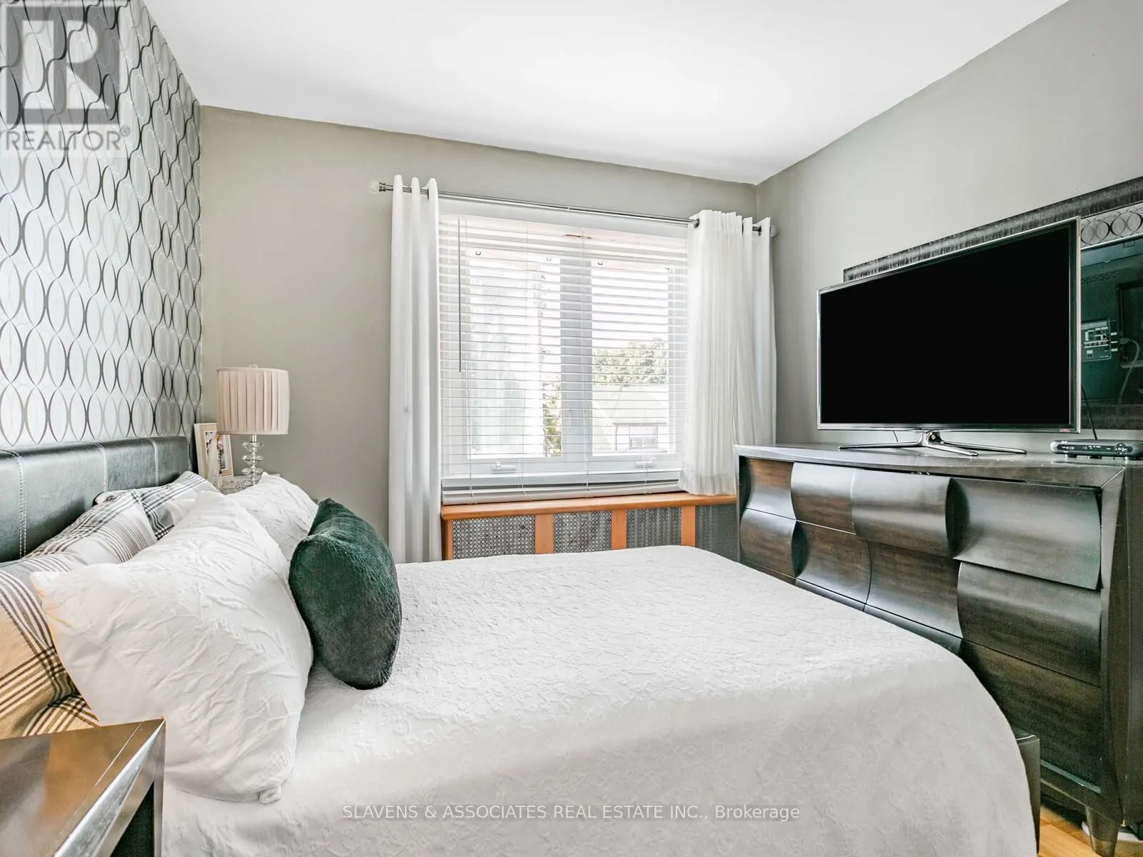 MAIN AND 2ND FLOOR - 213B BLACKTHORNE AVENUE