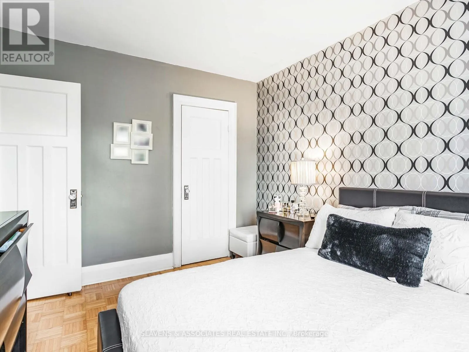 MAIN AND 2ND FLOOR - 213B BLACKTHORNE AVENUE